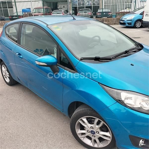 Usado Ford Fiesta Trend 100 CV (73 kW) 2014 Azul Utilitario