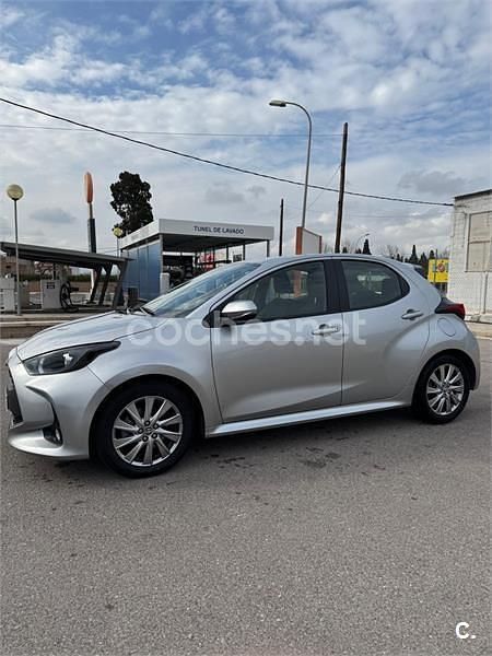 Usado Toyota Yaris Hybrid Active 116 CV (85 kW) 2022 Gris / plata Berlina