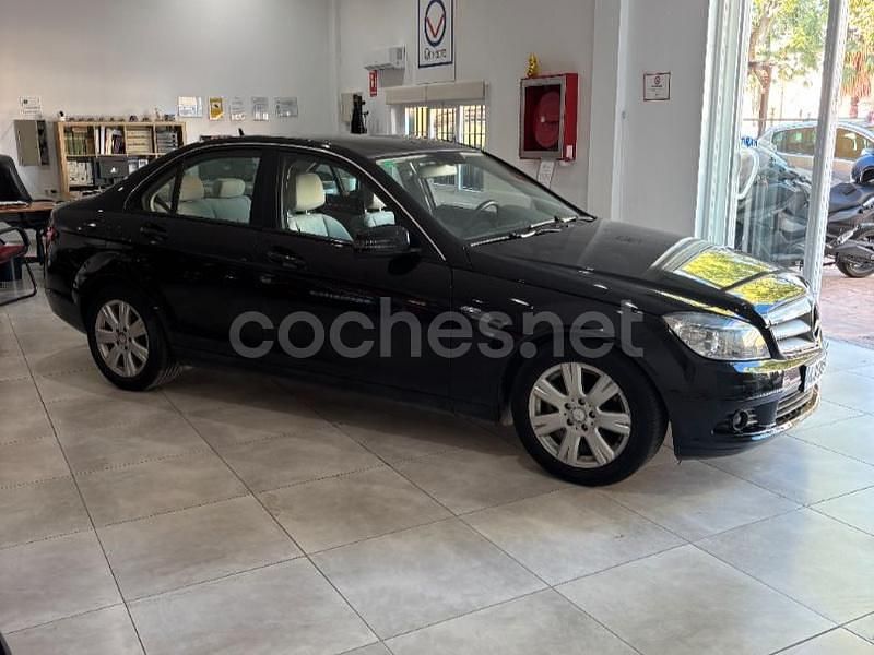 Usado Mercedes C200 136 CV (100 kW) 2010 Negro Familiar