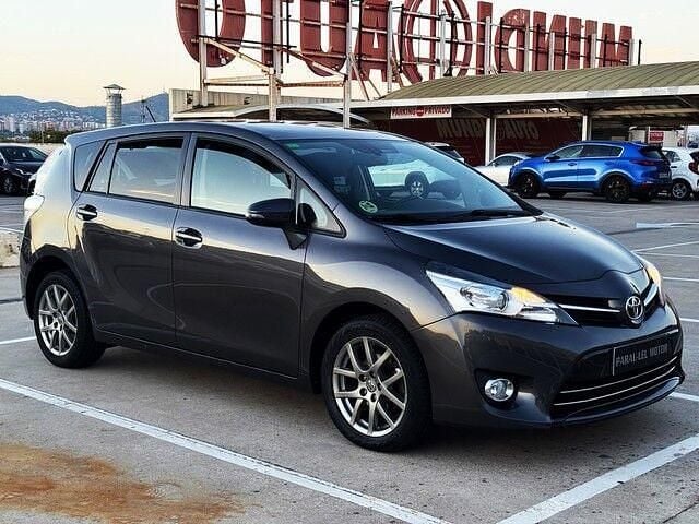 Usado Toyota Verso Advance 113 CV (83 kW) 2014 Gris / plata Monovolumen