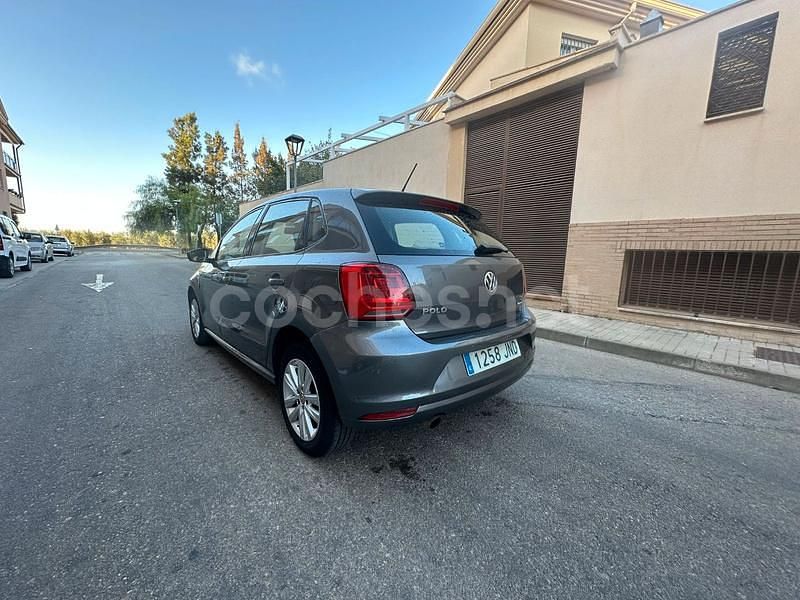 Usado VW Polo Advance 90 CV (66 kW) 2017 Gris / plata Berlina
