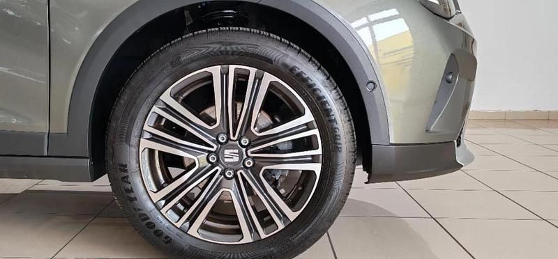 Usado Seat Arona Xperience 116 CV (85 kW) 2025 Cliff grey + techo blanco SUV