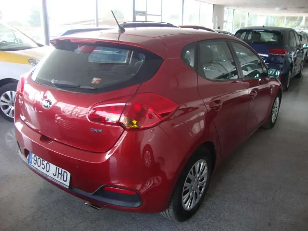 Usado Kia Ceed GT 90 CV (66 kW) 2016 Burdeos Utilitario