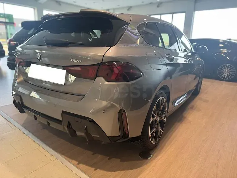 Usado BMW 118 Comfort Edition 150 CV (110 kW) 2024 Gris / plata Berlina
