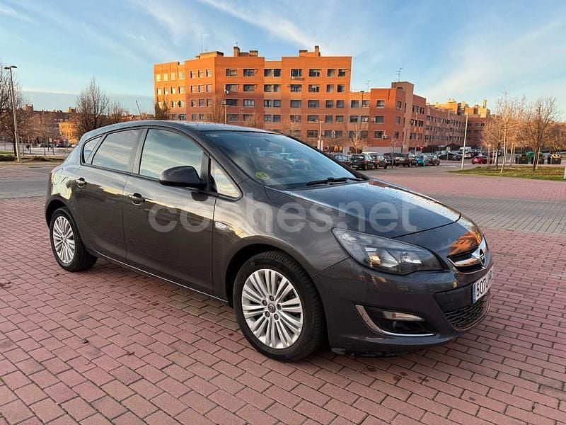 Gris / plata Usado 2014 Opel Astra Excellence Berlina | 5200 € (Buen precio) - Imagen 1/4