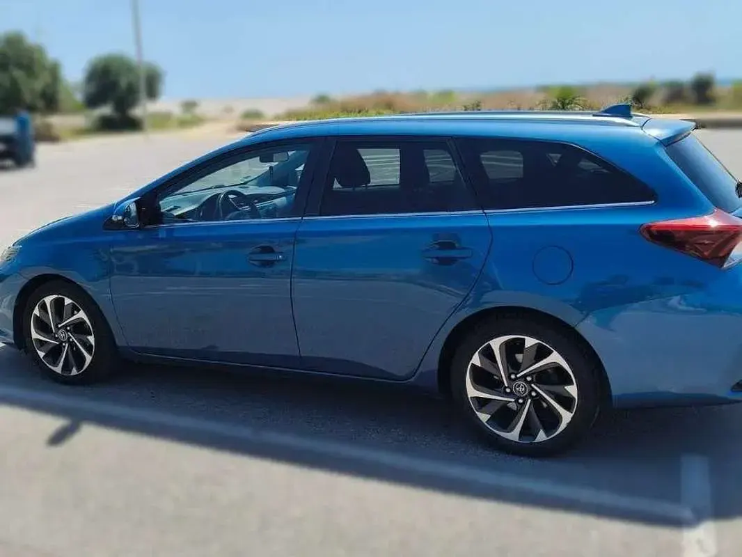 Usado Toyota Auris 111 CV (81 kW) 2016 Azul Familiar