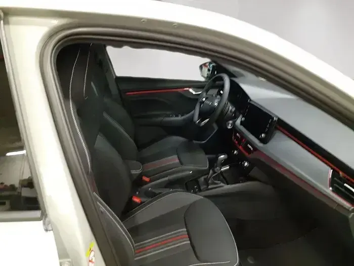 Usado Skoda Scala Monte Carlo 150 CV (110 kW) 2025 Gris Utilitario