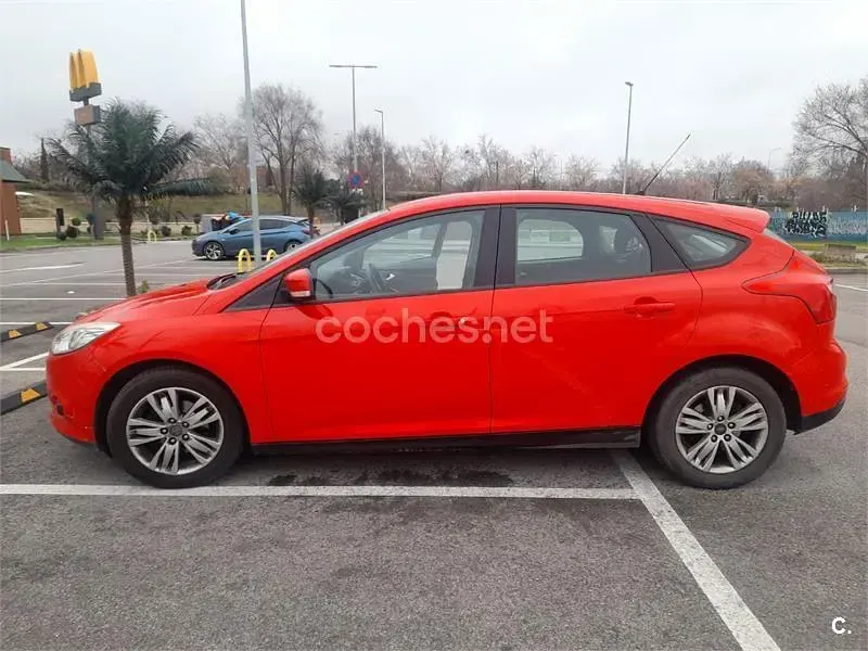 Usado Ford Focus Trend 100 CV (73 kW) 2013 Rojo Berlina