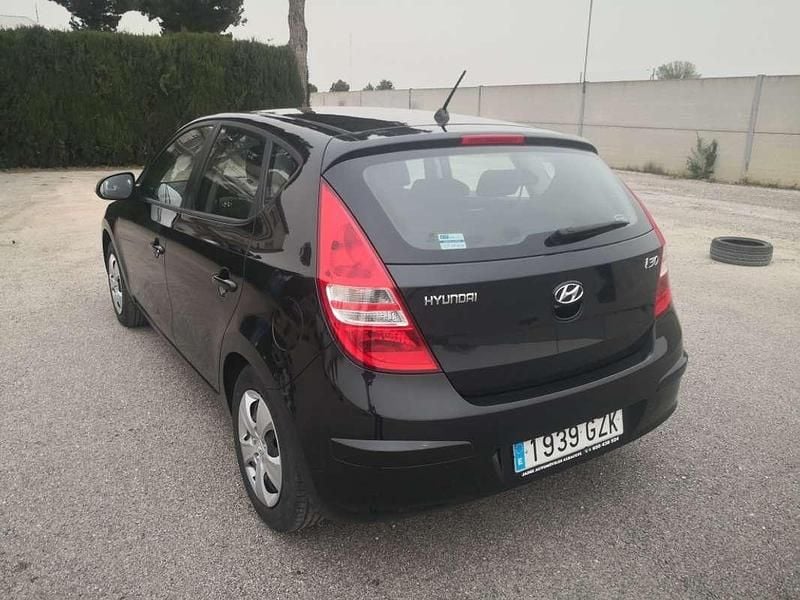 Usado Hyundai i30 Comfort 109 HP (80 kW) 2011 Preto Citadino