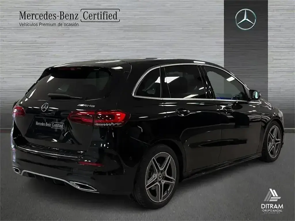 Usado Mercedes B180 116 CV (85 kW) 2022 Negro cosmos Utilitario