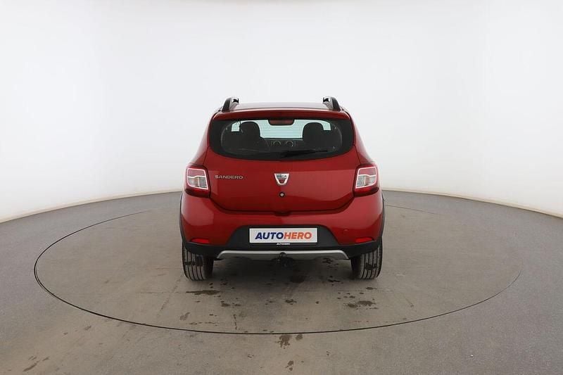 Usado Dacia Sandero Stepway 90 CV (66 kW) 2015 Rojo Utilitario