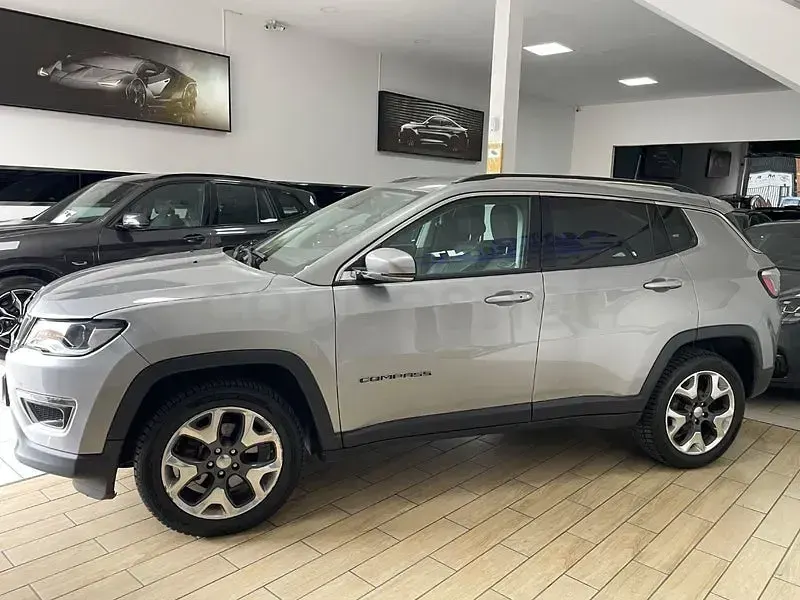 Usado Jeep Compass Limited 140 CV (102 kW) 2019 Gris / plata SUV