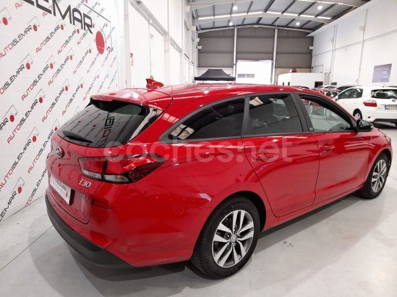 Usado Hyundai i30 GO! 110 CV (80 kW) 2018 Rojo Familiar