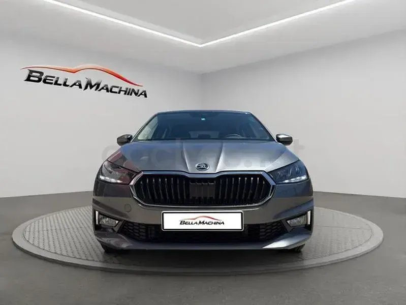 Usado Skoda Fabia Essence 80 CV (58 kW) 2025 Gris / plata Utilitario