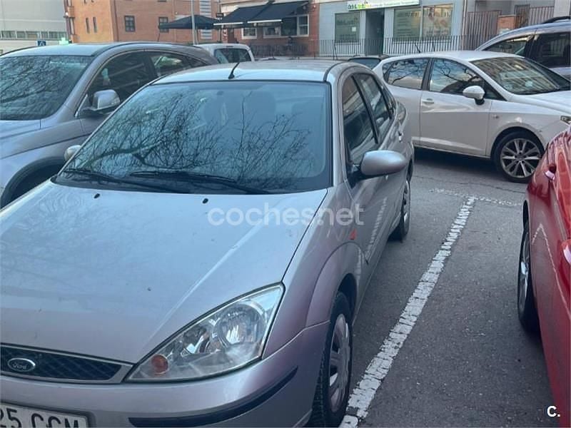 Usado Ford Focus Ghia 100 CV (73 kW) 2002 Gris / plata Berlina