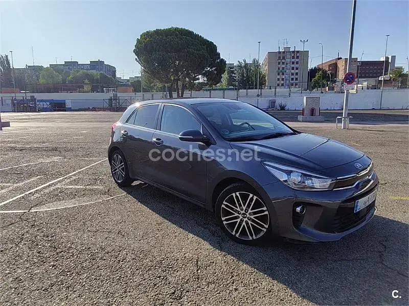 Usado Kia Rio 84 CV (61 kW) 2017 Gris / plata Berlina