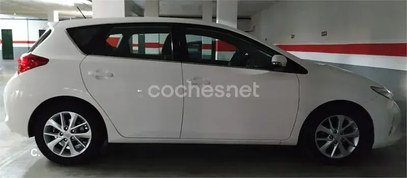 Usado Toyota Auris Active 90 CV (66 kW) 2015 Blanco Berlina