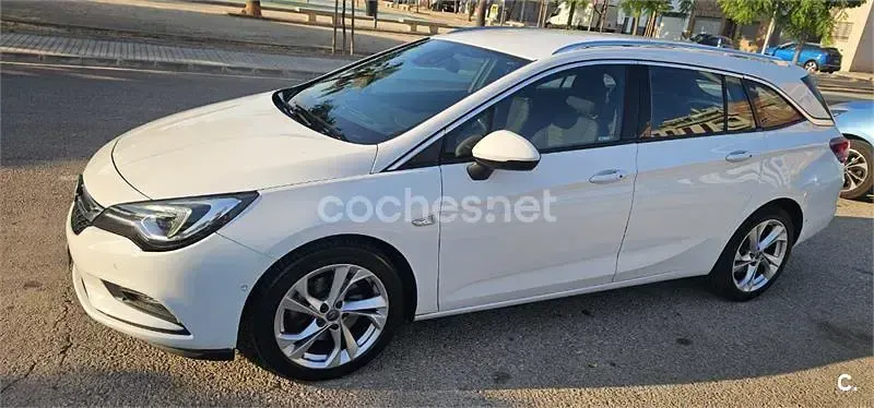 Usado Opel Astra Dynamic 136 CV (100 kW) 2016 Blanco Familiar