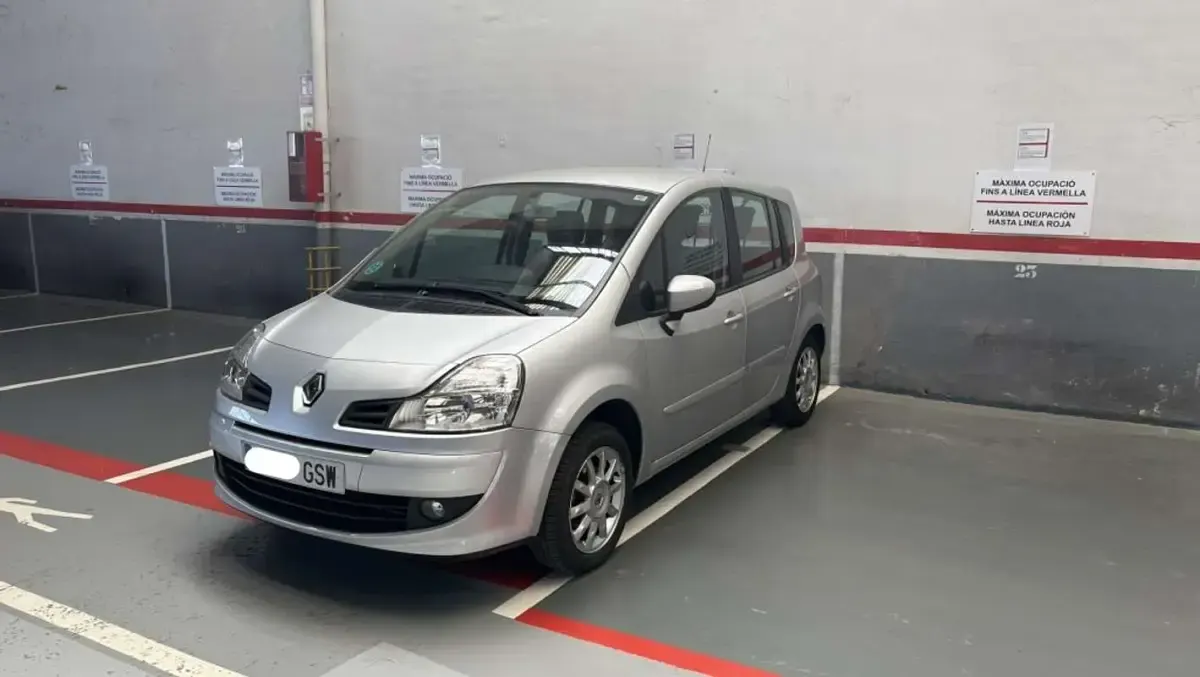 Usado Renault Modus Authentique 77 CV (56 kW) 2010 Plateado Monovolumen