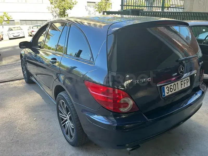 Usado Mercedes R350 272 CV (200 kW) 2006 Negro Familiar