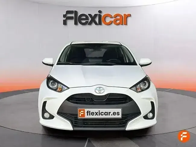 Usado Toyota Yaris Comfort 125 CV (91 kW) 2023 Blanco Utilitario