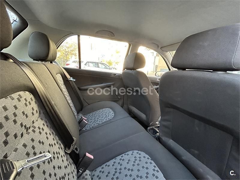 Usado Skoda Fabia Classic 64 CV (47 kW) 2005 Gris / plata Berlina