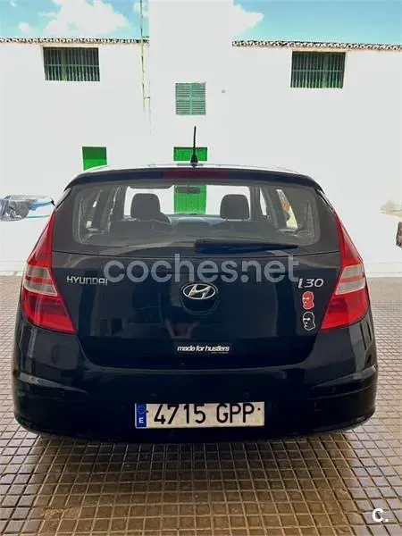 Usado Hyundai i30 Comfort 109 CV (80 kW) 2009 Negro Berlina