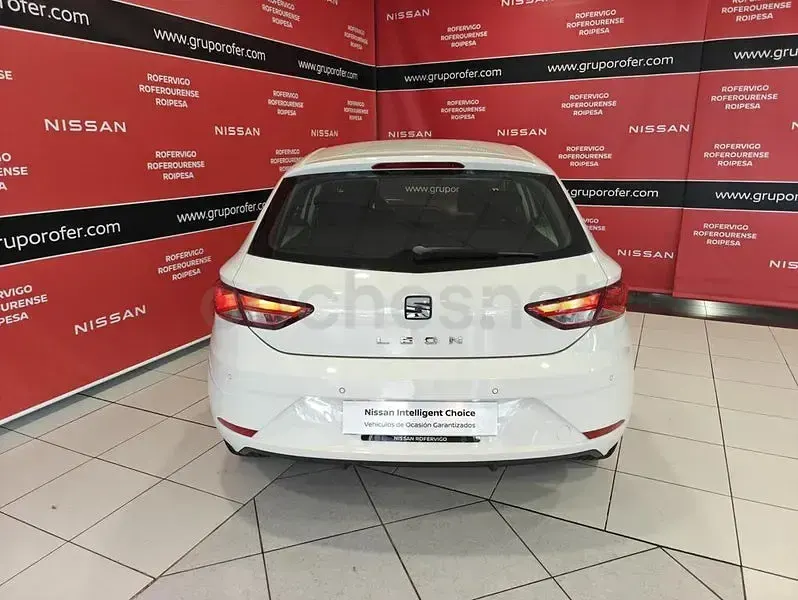 Usado Seat Leon Style 130 CV (95 kW) 2018 Blanco Familiar