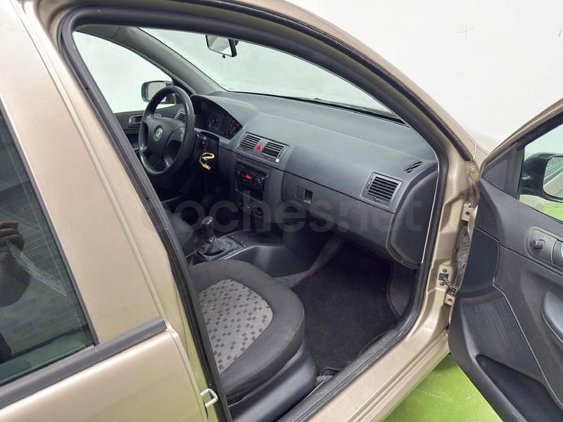 Usado Skoda Fabia 64 HP (47 kW) 2006 Castanho Sedan