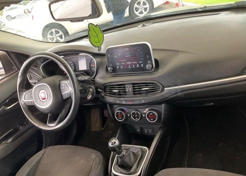 Usado Fiat Tipo Lounge 95 CV (69 kW) 2018 Gris / plata Berlina