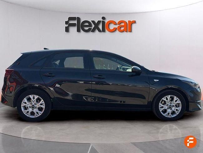 Usado Kia Ceed 136 CV (100 kW) 2023 Negro Utilitario
