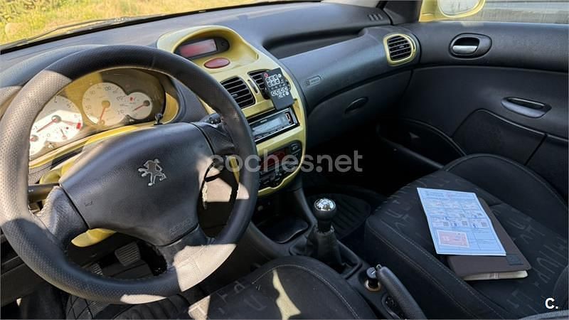 Usado Peugeot 206 110 CV (80 kW) 2003 Amarillo Berlina