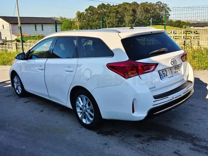 Usado Toyota Auris Active 124 CV (91 kW) 2015 Blanco Familiar