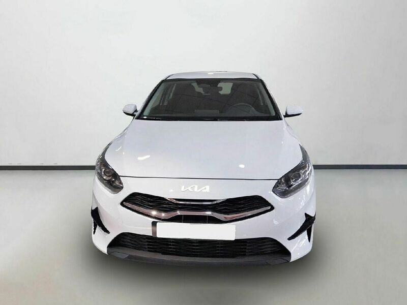 Blanco Nuevo 2025 Kia Ceed Berlina | 22.300 € (Precio justo) - Imagen 1/4