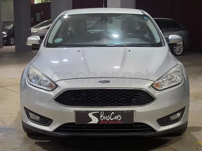 Usado Ford Focus Trend 120 CV (88 kW) 2016 Gris / plata Berlina