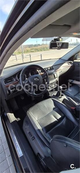 Usado Skoda Superb Elegance 140 CV (102 kW) 2015 Negro Familiar