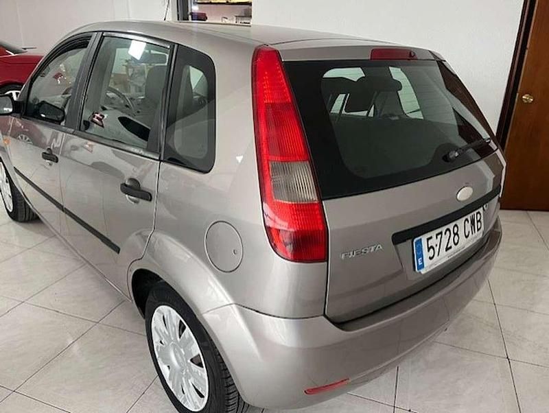 Usado Ford Fiesta Trend 68 CV (50 kW) 2004 Beige Utilitario