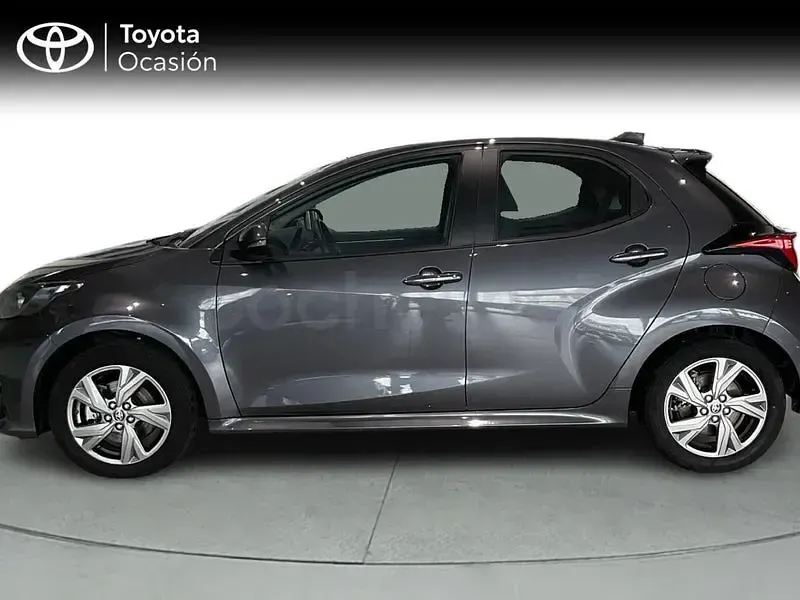 Usado Toyota Yaris Hybrid Active 116 CV (85 kW) 2025 Gris / plata Berlina