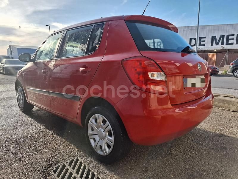 Usado Skoda Fabia 60 CV (44 kW) 2011 Rojo Berlina