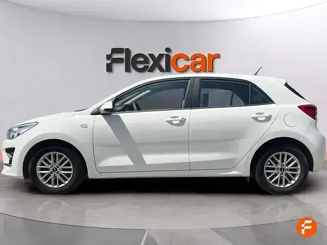 Usado Kia Rio 84 CV (61 kW) 2022 Blanco Berlina