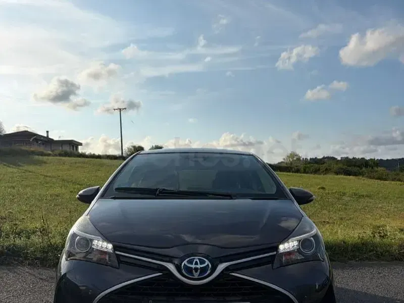 Usado Toyota Yaris Hybrid Advance 100 CV (73 kW) 2017 Gris / plata Berlina