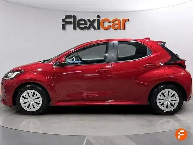 Usado Toyota Yaris Hybrid Active 116 CV (85 kW) 2023 Rojo