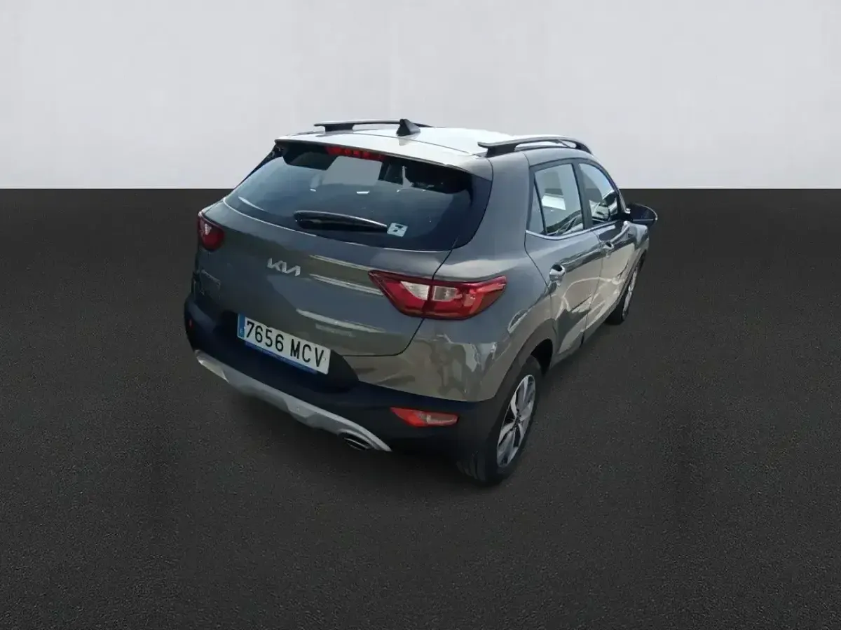 Usado Kia Stonic 120 CV (88 kW) 2022 Gris / plata SUV