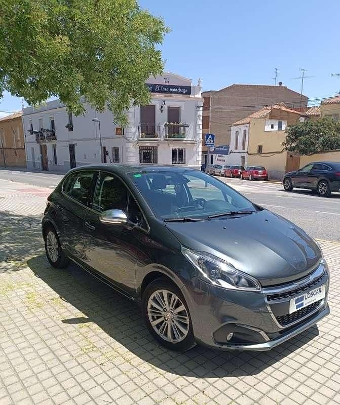 Gris Usado 2017 Peugeot 208 Allure Utilitario | 9700 € (Caro) - Imagen 1/4