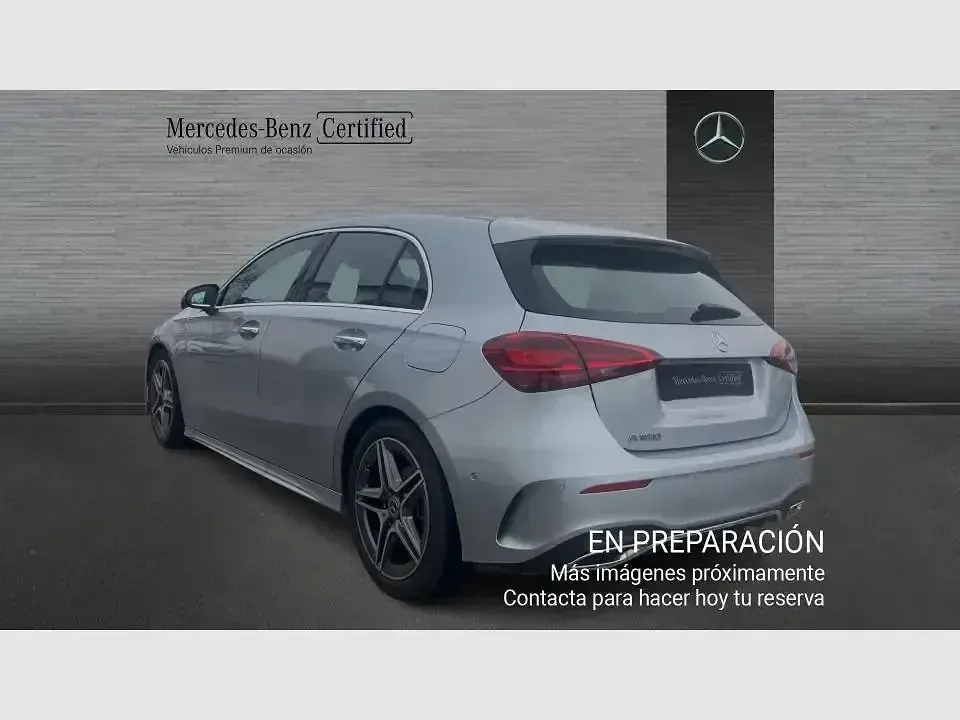 Usado Mercedes A180 AMG line 136 CV (100 kW) 2025 Gris / plateado Berlina