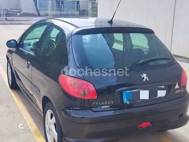 Usado Peugeot 206 90 CV (66 kW) 2004 Negro Berlina
