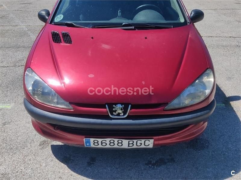 Usado Peugeot 206 75 CV (55 kW) 2001 Granate Berlina