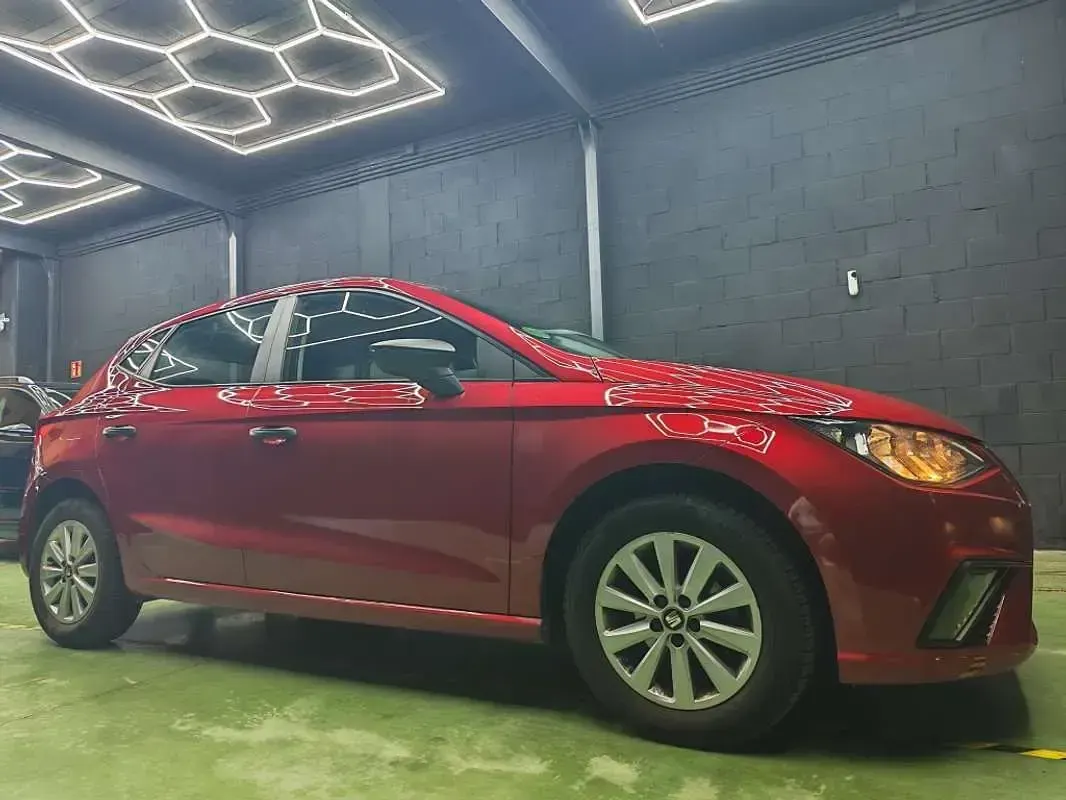 Usado Seat Ibiza CONNECT 75 CV (55 kW) 2018 Rojo Utilitario