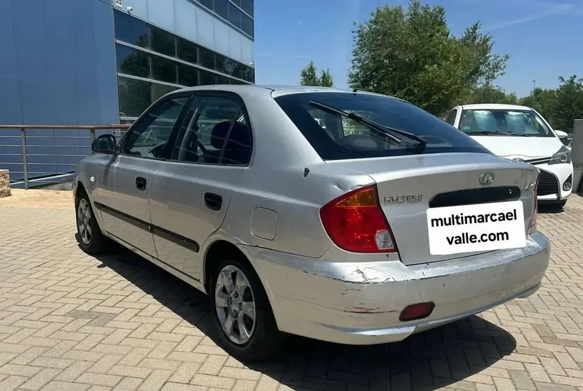 Usado Hyundai Accent GLS 84 CV (61 kW) 2004 Gris Utilitario