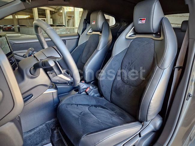 Usado Toyota Yaris 276 CV (202 kW) 2024 Gris / plata Berlina